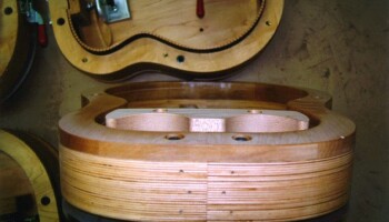 An edge-on view of the routing form for a Jumbo. If you look carefully at the edge, you'll see the curvature corresponding to the 15 foot radius Jim uses for his backs